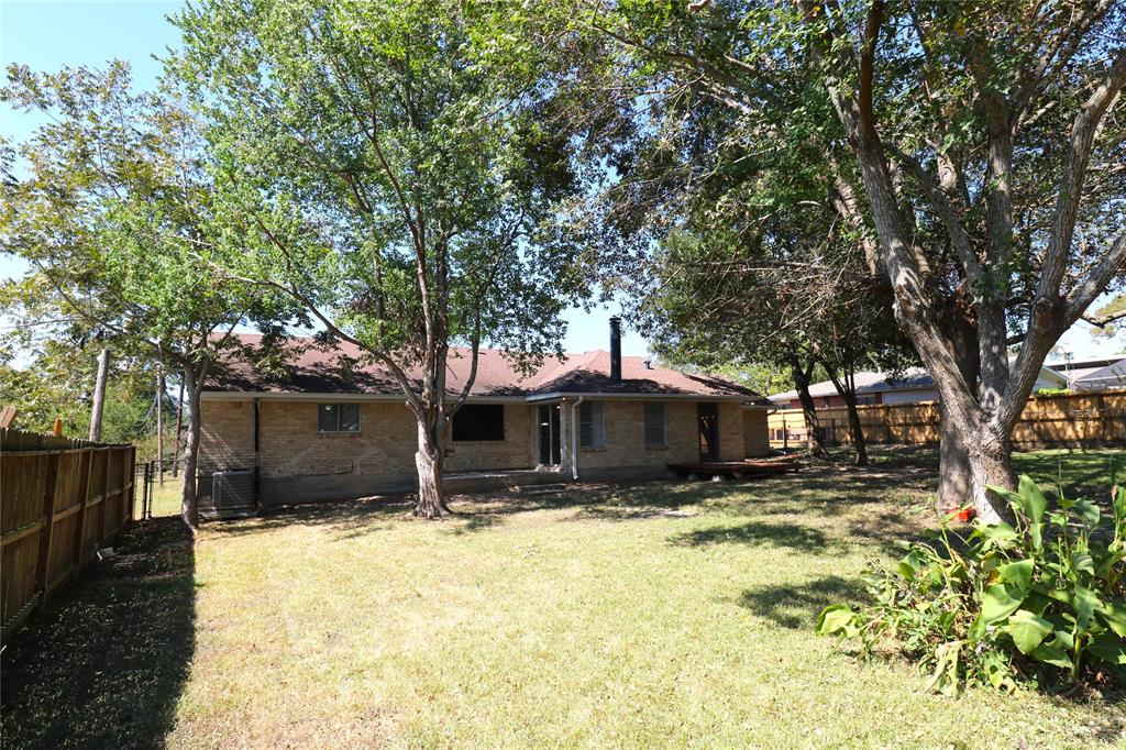 211 N 12th Street, Highlands, Texas image 38