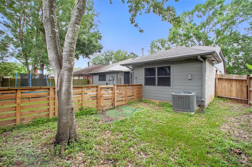 4915 Red Lantern Drive, Friendswood, Texas image 18