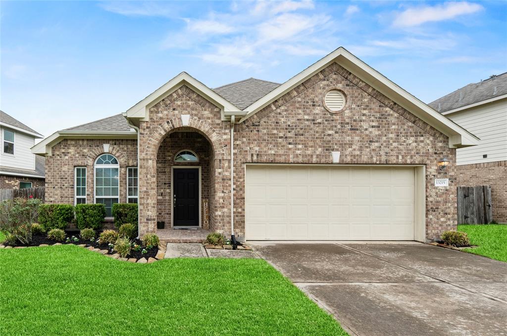 13215 Dover Bluff Drive, Rosharon, Texas image 1
