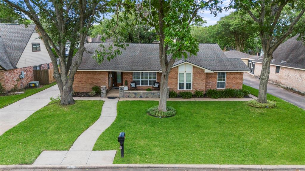 3927 Point Clear Drive, Missouri City, Texas image 1