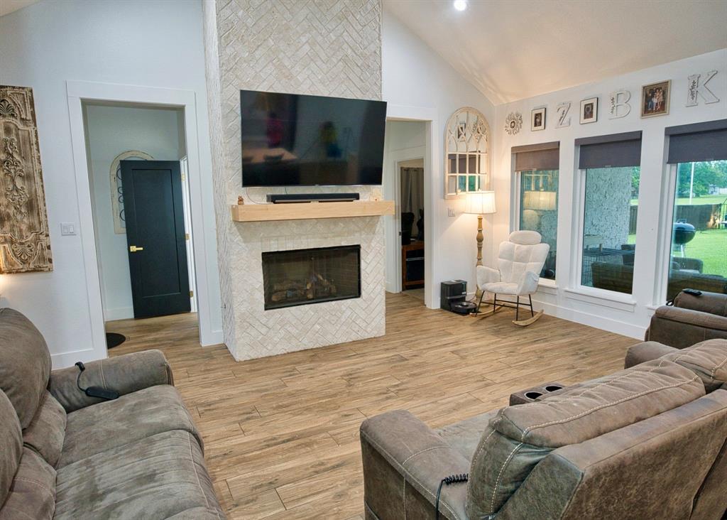 455 Green Meadows Drive, West Columbia, Texas image 4