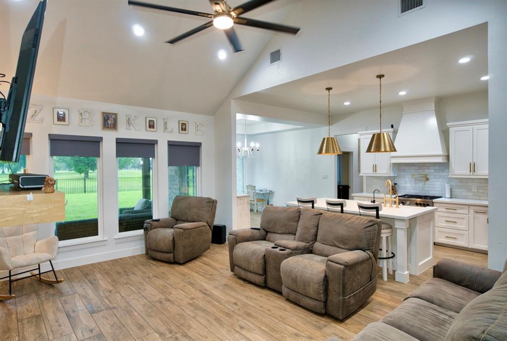455 Green Meadows Drive, West Columbia, Texas image 5