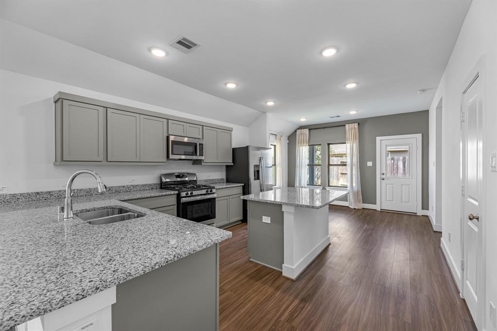 1662 Portia Lane, Conroe, Texas image 7
