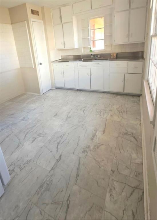 504 W Burleson Street, Wharton, Texas image 4