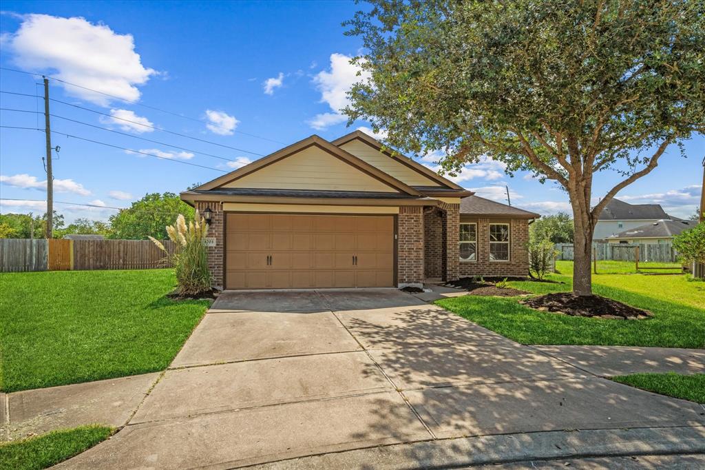 1703 Manchester Crossing Drive, Fresno, Texas image 1