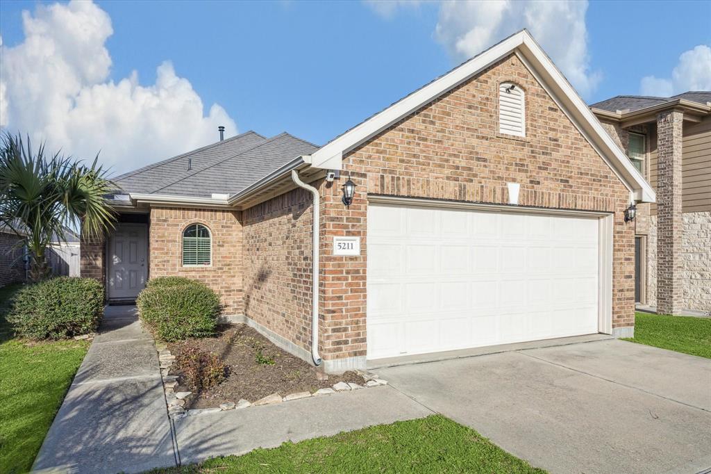 5211 Lagoon Court, Bacliff, Texas image 2