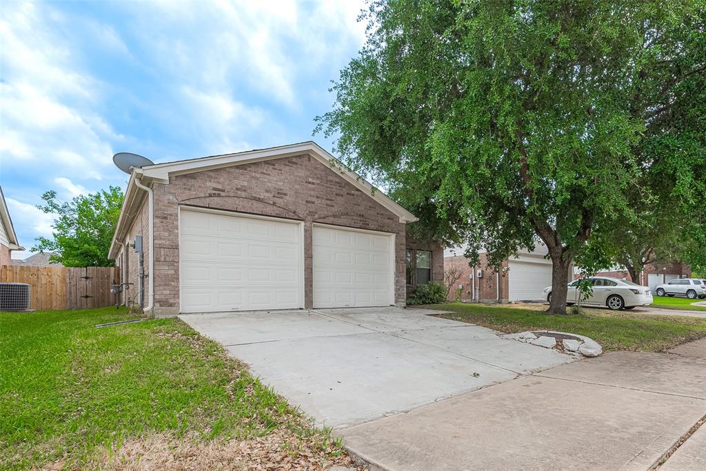 15043 Sugar Place Drive, Sugar Land, Texas image 2