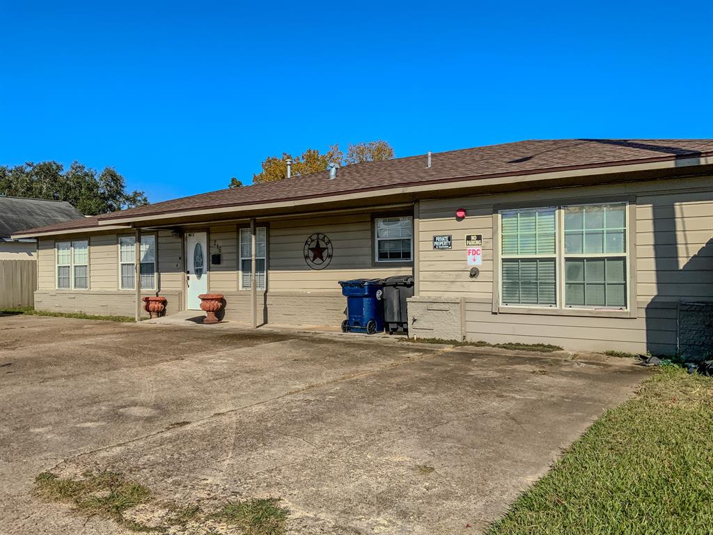 216 E Plantation Drive, Clute, Texas image 30