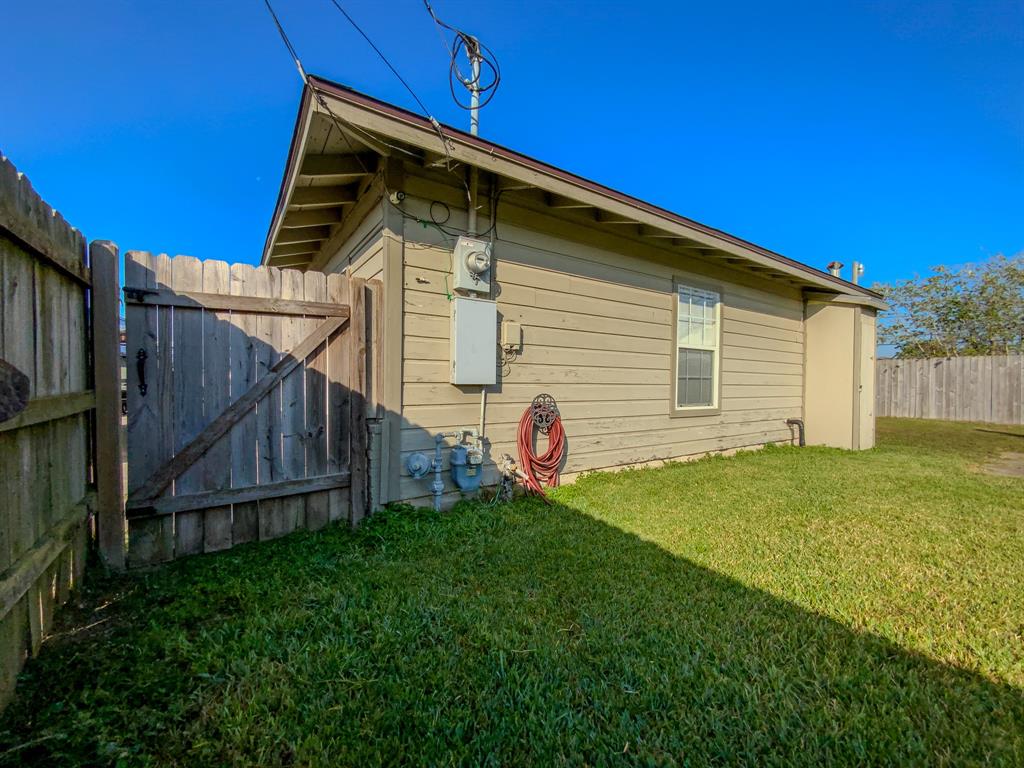 216 E Plantation Drive, Clute, Texas image 34