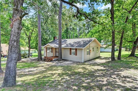 Photo of 6 Hickory Hollow, Huntsville, TX 77320 (MLS # 38738548)