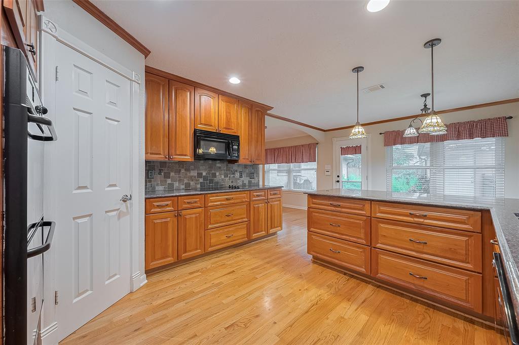 2718 Silver Falls Drive, Kingwood, Texas image 14