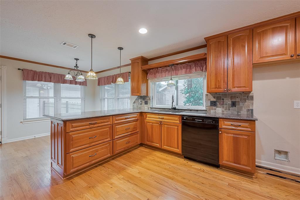 2718 Silver Falls Drive, Kingwood, Texas image 13