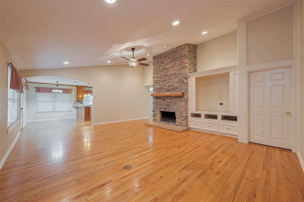 2718 Silver Falls Drive, Kingwood, Texas image 9