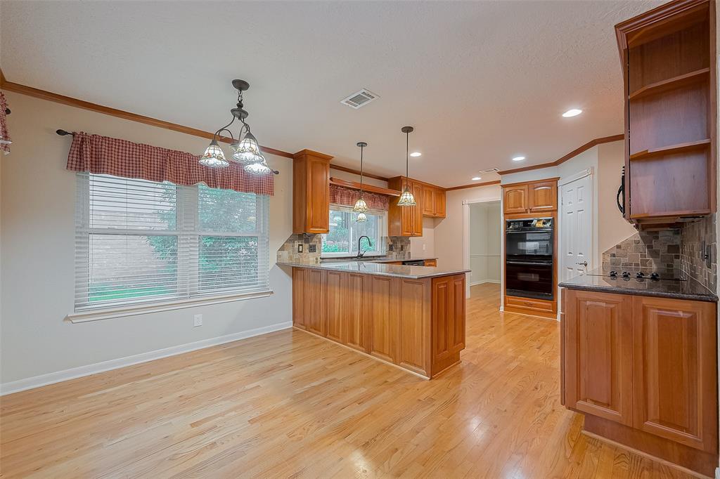 2718 Silver Falls Drive, Kingwood, Texas image 12