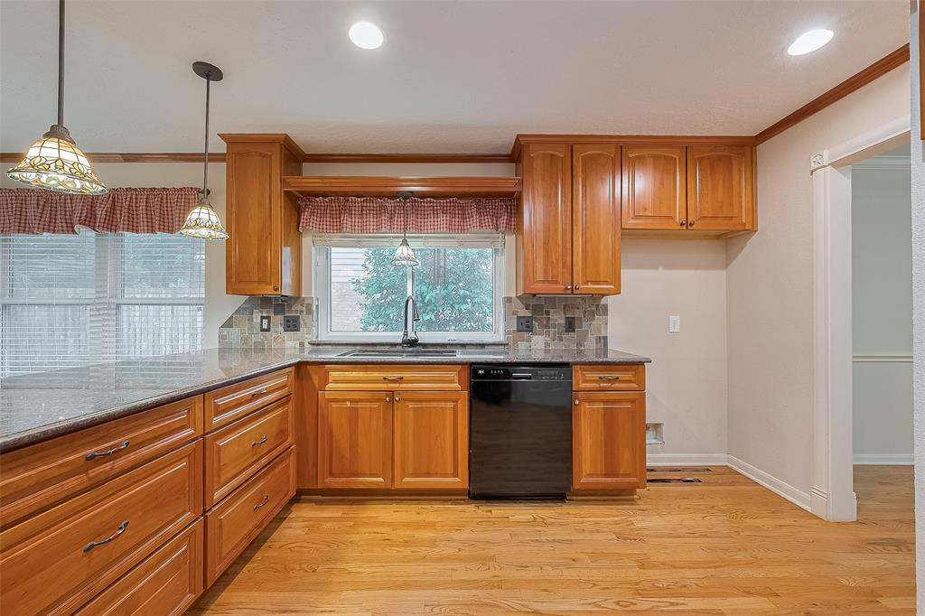 2718 Silver Falls Drive, Kingwood, Texas image 16