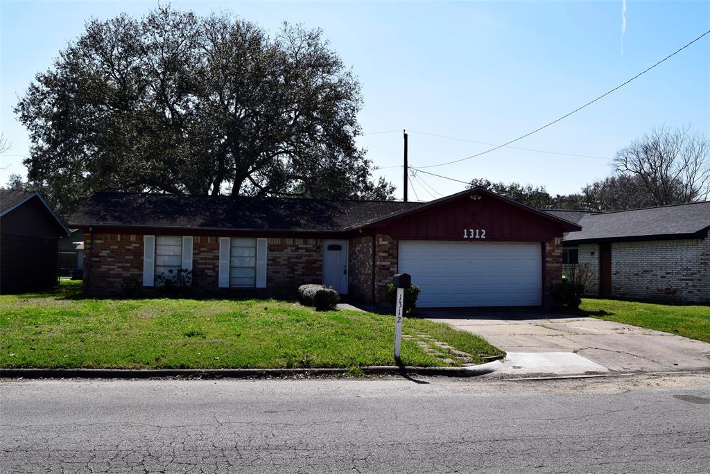 1312 Bay Ridge Boulevard, Bay City, Texas image 2