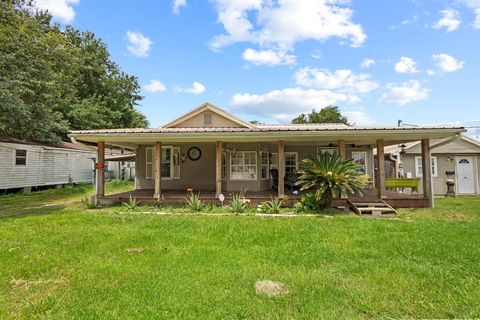 Photo of 100 6th Avenue, Nederland, TX 77627 (MLS # 61138974)