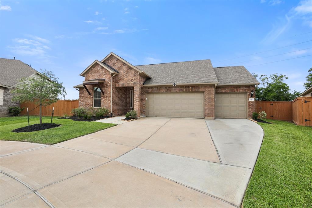 1601 Diamond Mountain Drive, Rosharon, Texas image 3