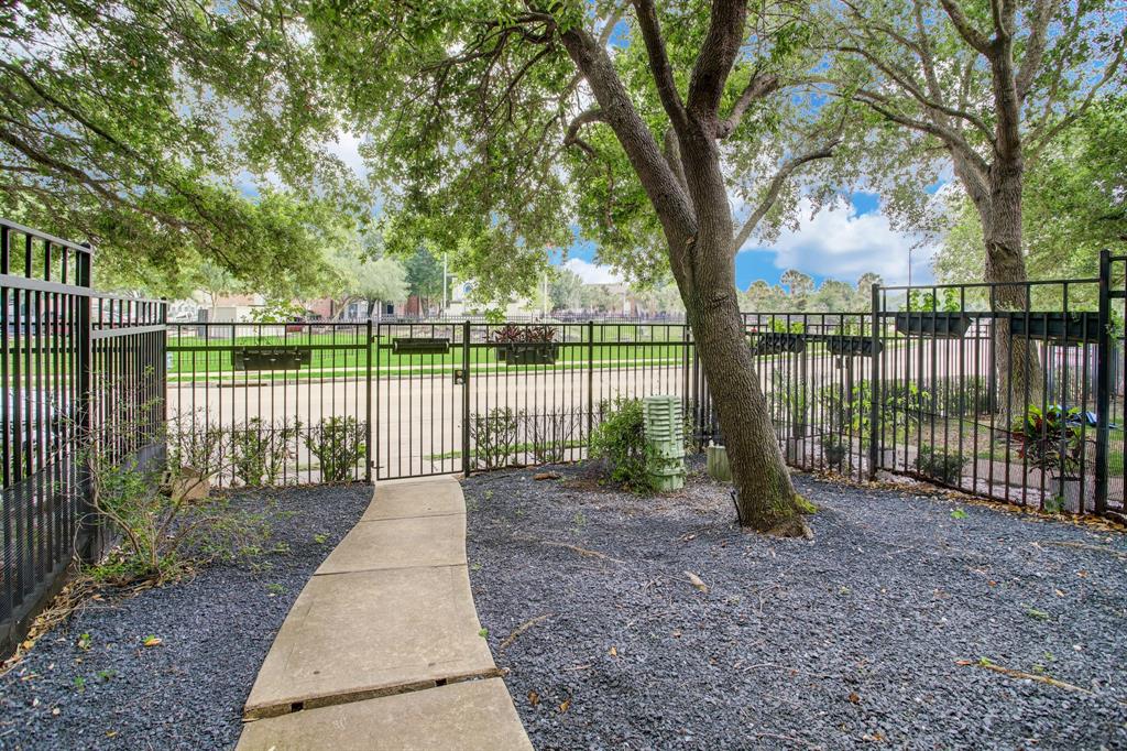 9026 Lakes At 610 Drive, Houston, Texas image 5
