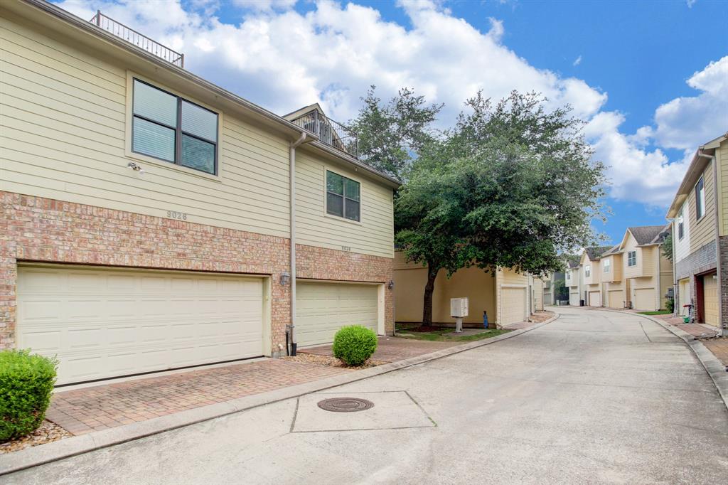 9026 Lakes At 610 Drive, Houston, Texas image 32