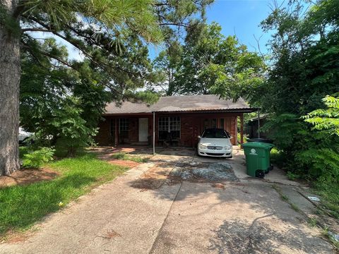 Single Family Residence in Houston TX 5846 Flamingo Drive 4.jpg