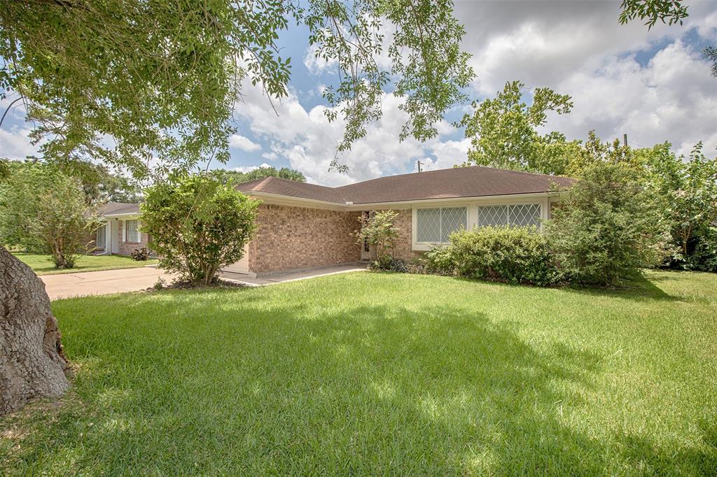203 Fleetwood Circle, League City, Texas image 2