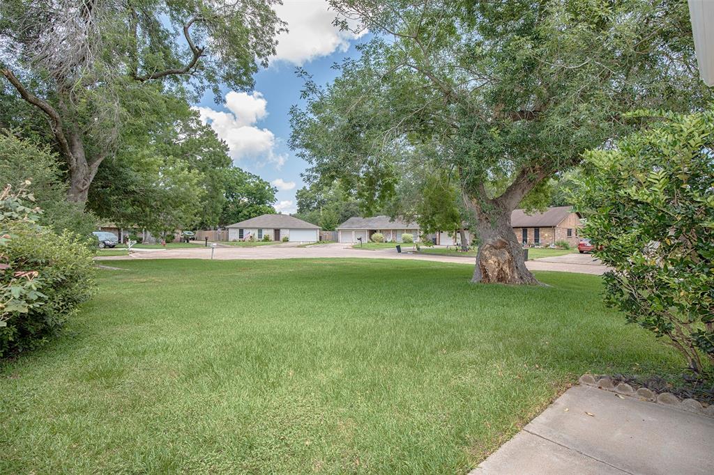 203 Fleetwood Circle, League City, Texas image 3