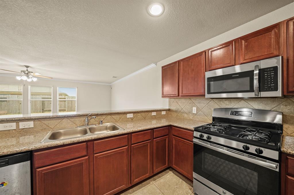 2210 Forest Floor Court, Rosenberg, Texas image 10
