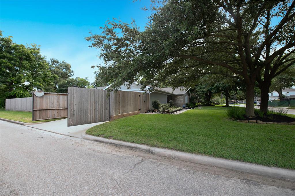 1403 Chantilly Lane, Houston, Texas image 36