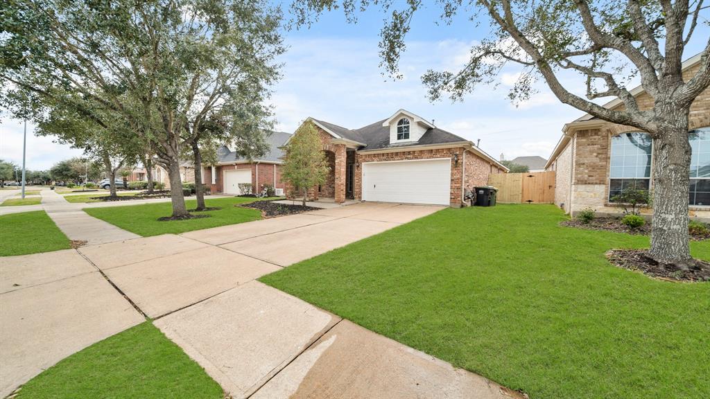 13208 Castlewind Lane, Pearland, Texas image 2