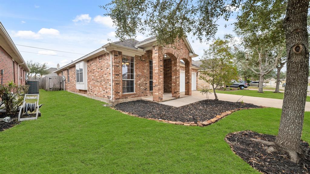 13208 Castlewind Lane, Pearland, Texas image 3