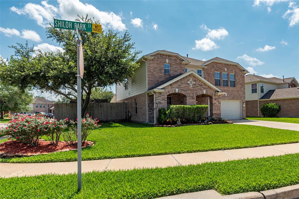 3803 Shiloh Park Court, Friendswood, Texas image 2