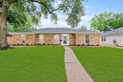 Single Family Residence in Houston TX 5834 Queensloch Drive.jpg