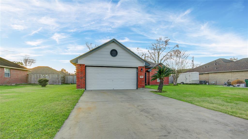 1175 Carey Drive, Angleton, Texas image 3