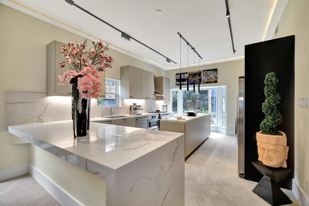 1202 Nantucket Drive, Houston, Texas image 3