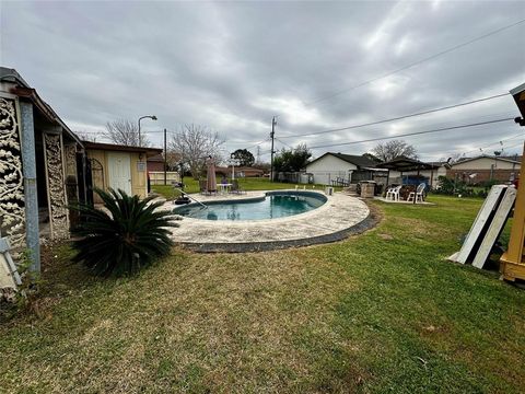 A home in South Houston