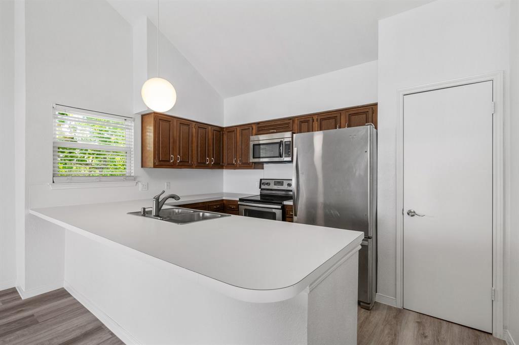 80 Lakeview Village