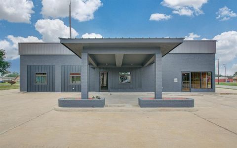 Photo of 401 E Main Street, Eagle Lake, TX 77434 (MLS # 87493408) Photo of 401 E Main Street, Eagle Lake, TX 77434 (MLS # 87493408)