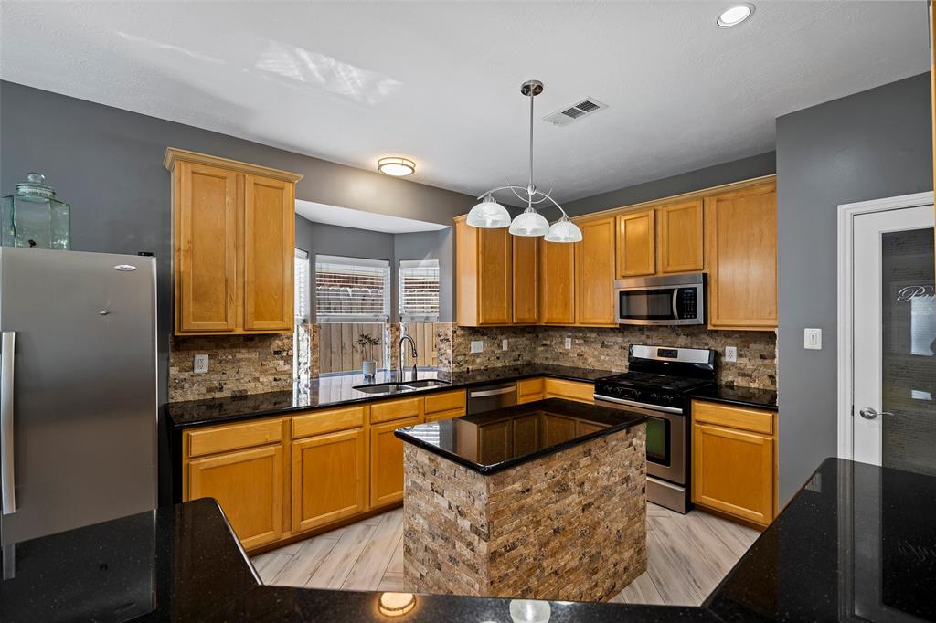 5918 Capella Park Drive, Spring, Texas image 14