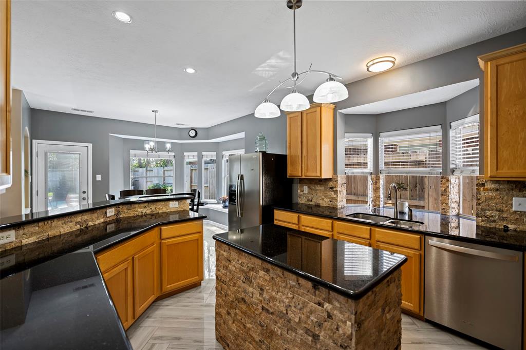 5918 Capella Park Drive, Spring, Texas image 13