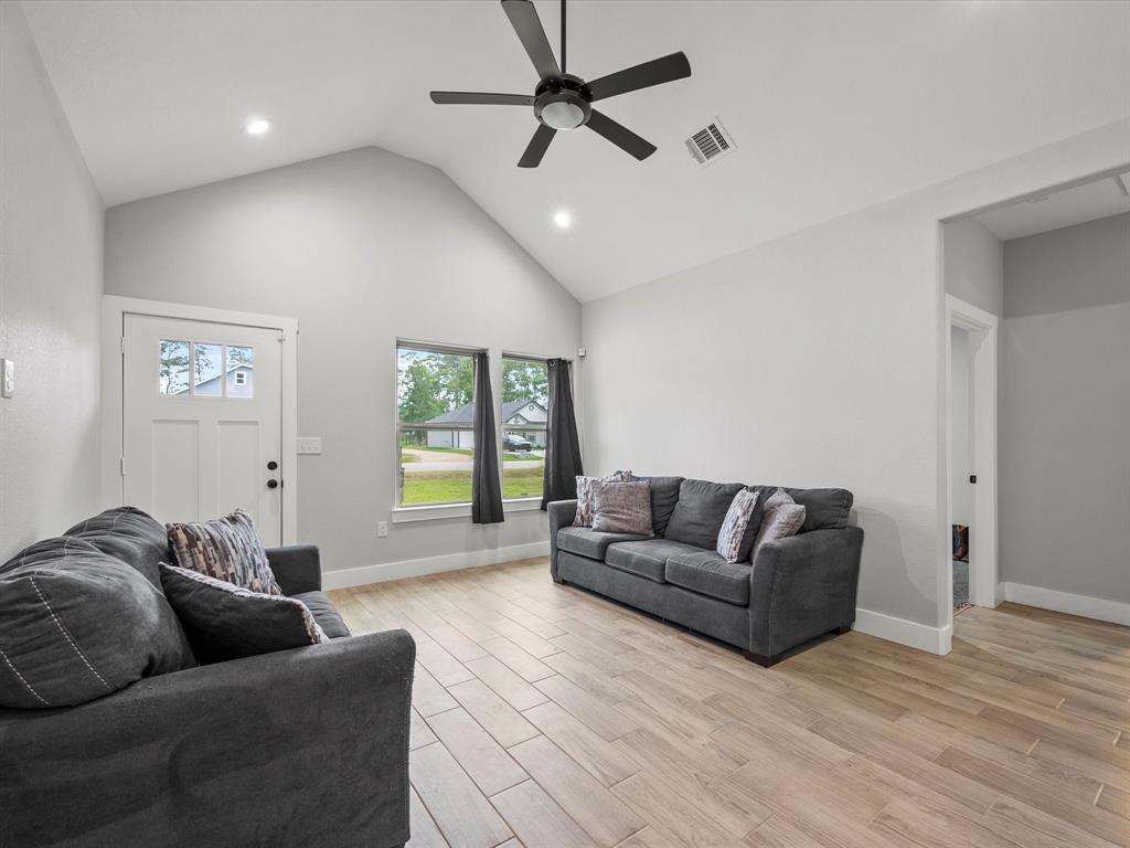 16322 Crockett Martin Estates Drive, Conroe, Texas image 4