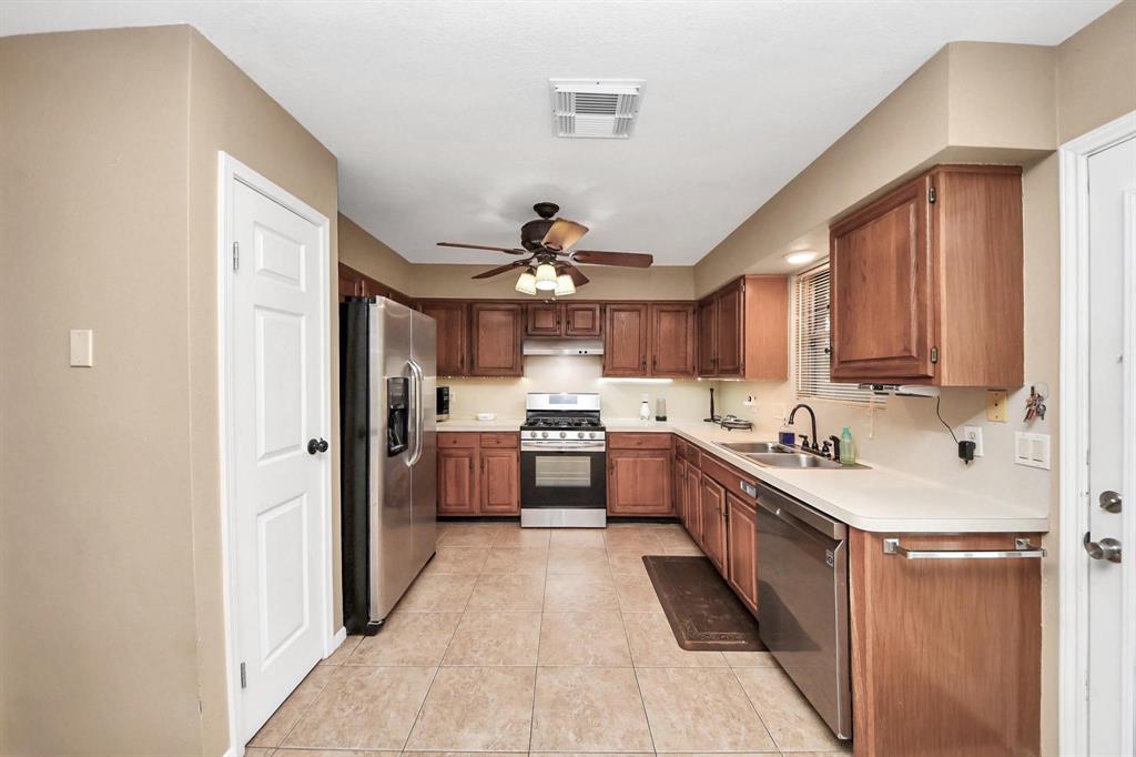 509 W Nottingham Drive, League City, Texas image 10
