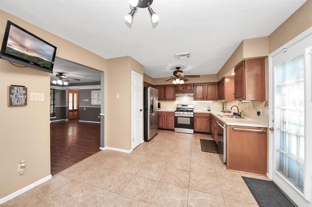 509 W Nottingham Drive, League City, Texas image 9