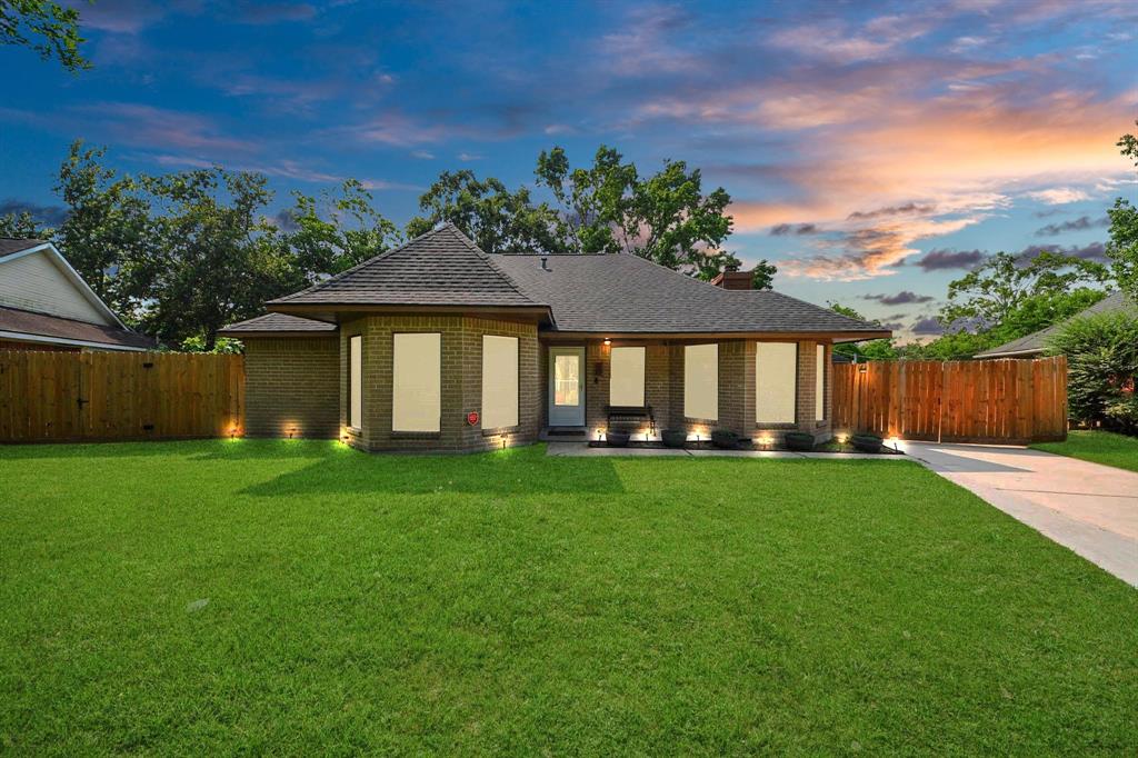 509 W Nottingham Drive, League City, Texas image 2