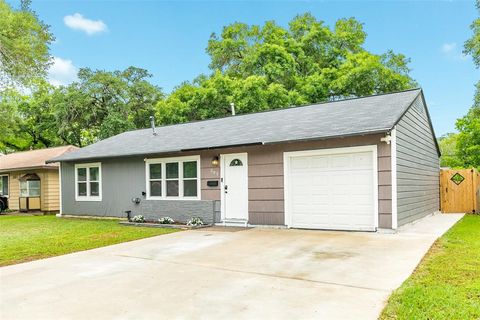 Single Family Residence in Lake Jackson TX 305 Caladium Street.jpg