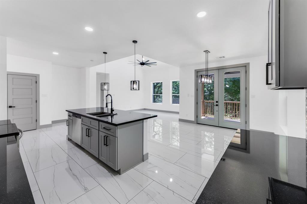 90 Piping Rock Place, Coldspring, Texas image 2