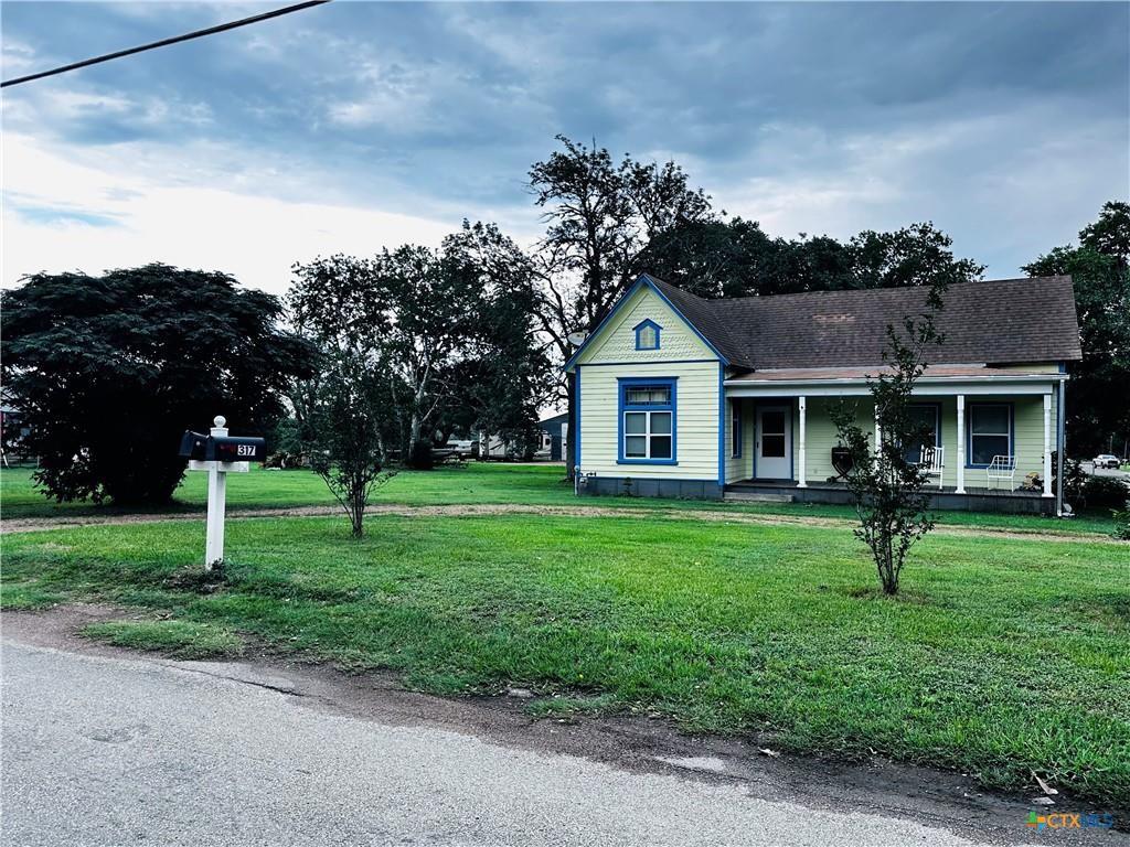 317 Crittenden Street, Yoakum, Texas image 2