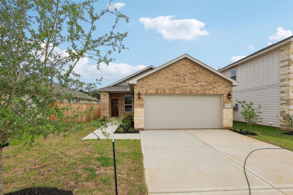 6744 Chinapkin Oak Lane, Conroe, Texas image 2