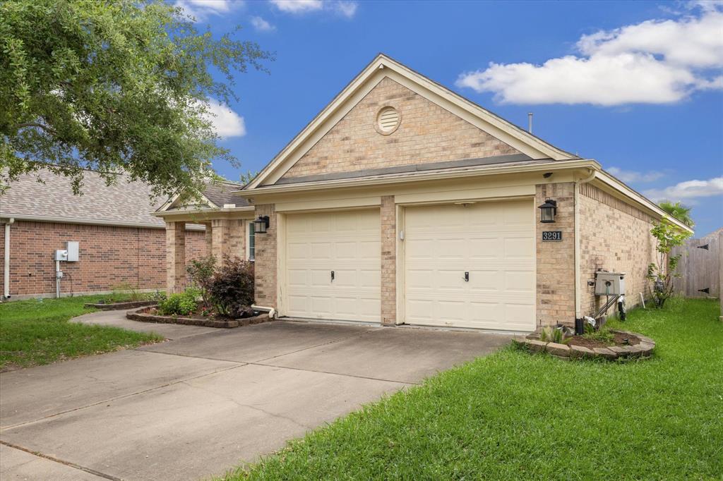 3291 Bend Cove Court, League City, Texas image 2