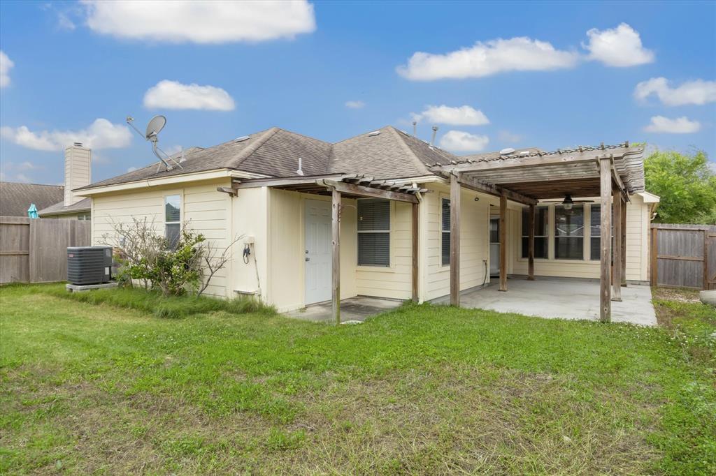 3291 Bend Cove Court, League City, Texas image 21